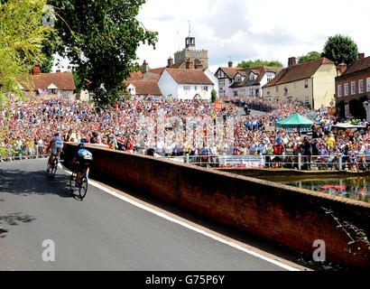 Les foules accueillent les cavaliers sécessionnistes Jean-Marc Bideau (à gauche) et Jan Barta lorsqu'ils arrivent dans le village de Finchingfield, dans le nord de l'Essex, lors de la troisième étape du Tour de France de Cambridge à Londres. Banque D'Images