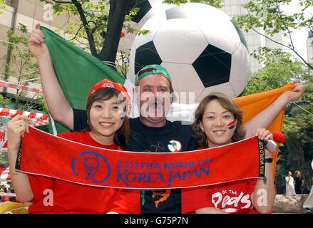 Le fan de la République d'Irlande Dermot O'Neill, 39 ans, de West Cork, détient le drapeau irlandais entre les fans coréens Kwon Jz Hyun (à gauche) et Jisum Park (à droite) à Séoul, en Corée du Sud, avant le match de ce soir entre la Corée du Sud et le Portugal. * les fans irlandais sont en Corée du Sud avant le match de la République d'Irlande avec l'Espagne dimanche. Banque D'Images