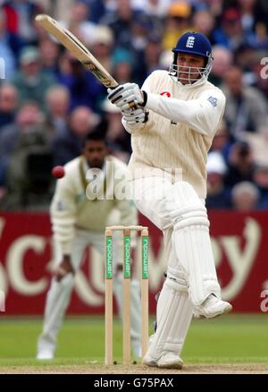 Mark Butcher, en Angleterre, marque une limite au large du bowling de Dilhara Fernando au Sri Lanka pendant la deuxième journée du troisième match du Npower Test, à Old Trafford, Manchester. Banque D'Images