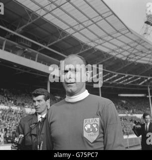 Alfredo Di Stefano d'Espagne, 37 ans, le centre-avant d'origine Argentine récemment en Angleterre pour le reste du monde de match à Wembley. Connu sous le nom de 'flèche blanche', il est un Espagnol naturalisé. Banque D'Images