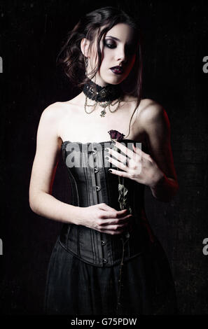 Portrait Dramatique De La Belle Triste Goth Girl Holding A Withered Rose Dans Les Mains Photo Stock Alamy