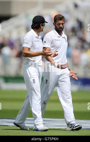 Le capitaine d'Angleterre Alastair Cook (à gauche) parle avec le lanceur Liam Plunkett Banque D'Images