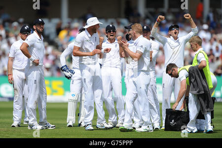 Les joueurs d'Angleterre célèbrent en regardant la rediffusion télévisée de la course de MS Dhoni en Inde par James Anderson lors du deuxième jour du premier match test d'Investec à Trent Bridge, Nottingham. Banque D'Images