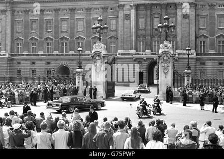 LE président AMÉRICAIN Ronald Reagan et son épouse Nancy arrivent au Palais de Buckingham pour un déjeuner privé avec la Reine et le duc d'Édimbourg. Banque D'Images