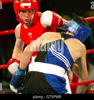 Mark Hastie (bleu) d'Écosse en action contre Jamie Arthur du pays de Galles, pendant les Jeux du Commonwealth 60kg Boxe préliminaires au Forum Center, Wythenshawe, Manchester. Banque D'Images