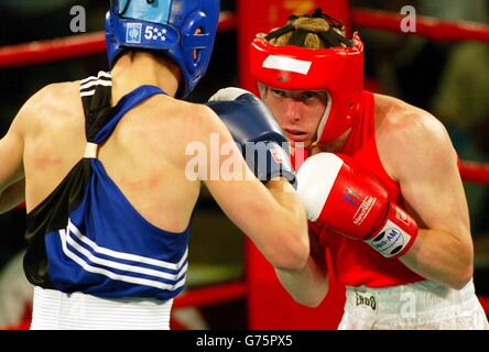 Mark Hastie (bleu) d'Écosse en action contre Jamie Arthur du pays de Galles, pendant les Jeux du Commonwealth 60kg Boxe préliminaires au Forum Center, Wythenshawe, Manchester. Banque D'Images