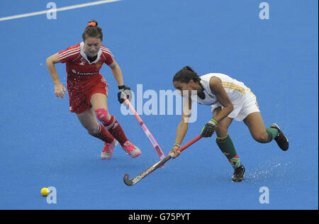 Marsha Cox, en Afrique du Sud, s'éloigne de Laura Unsworth, en Angleterre, lors du match de la coupe de Londres Investec au Lee Valley Hockey and tennis Centre, à Londres. Banque D'Images