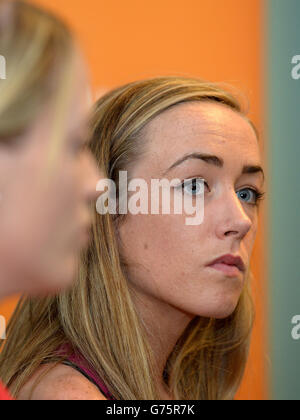 Eilish McColgan en Écosse (à droite) avec Eilidh Child (à gauche) lors d'une conférence de presse au parc Hampden, à Glasgow. Banque D'Images