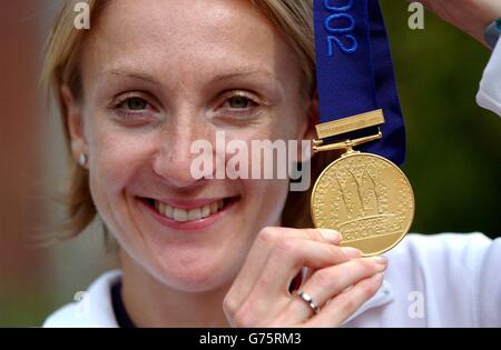 Jeux du Commonwealth - Paula Radcliffe montre sa médaille d'or.Paula Radcliffe, de l'Angleterre, réfléchit sur sa victoire de 5000 mètres lors d'une conférence de presse aux Jeux du Commonwealth à Manchester. Banque D'Images