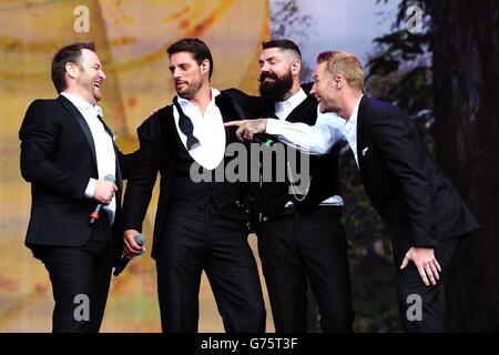 Boyzone (de gauche à droite) Mikey Graham, Keith Duffy, Shane Lynch et Ronan Keating se produit au Barclaycard British Summer Time Festival à Hyde Park, Londres. Banque D'Images