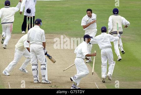 Andrew Caddick, batteur d'Angleterre, est abattu après avoir été remis au batteur indien Anil Kumble.Kumble s'est présenté pour se joindre aux célébrations alors que l'Inde a remporté le troisième match d'essai de Npower à Headingley, Leeds. Banque D'Images