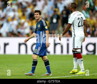 Football - coupe du monde de la FIFA 2014 - finale - Allemagne / Argentine - Estadio do Maracana.Lionel Messi (à gauche) en Argentine semble abattu après une occasion manquée devant Jerome Boateng en Allemagne Banque D'Images