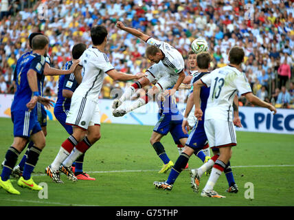 Football - coupe du monde de la FIFA 2014 - finale - Allemagne / Argentine - Estadio do Maracana.Action dans la boîte comme Benedikt Howedes en Allemagne a un en-tête sur la cible Banque D'Images