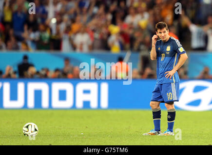 Le Lionel Messi de l'Argentine semble abattu après que l'Allemagne ait terminé son ouverture objectif Banque D'Images