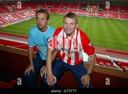 Les nouvelles enseignes de Sunderland, Marcus Stewart et Tore Andre Flo (R) au stade de Light Ground du club.Stewart, l'ancien attaquant d'Ipswich et le buteur international norvégien Flo, ont été achetés pour une somme de 10 millions. Banque D'Images