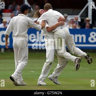 Michael Vaughan, du Yorkshire, (à gauche) félicite Ryan Sidebottom qui lève le coéquipier Anthony McGrath après le bowling Ian Blackwell de Somerset, lors de la finale de la coupe Cheltenham & Gloucester à Lords, Londres. Banque D'Images