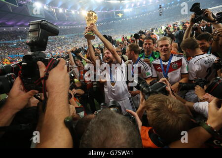 Football - coupe du monde de la FIFA 2014 - finale - Allemagne / Argentine - Estadio do Maracana.Christoph Kramer, en Allemagne, est saisi par des photographes après la finale de la coupe du monde de la FIFA à l'Estadio do Maracana, Rio de Janerio, Brésil. Banque D'Images