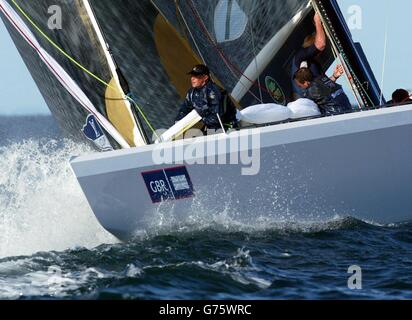 Britain's America's Cup Team GBR Challenge en action contre le yacht français le Defi Areva dans le golfe d'Hauraki au large d'Auckland, Nouvelle-Zélande.Finalement, gagnant de seulement 13 secondes, c'était le premier point de GBR dans trois courses. Banque D'Images