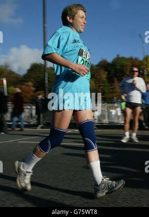 Jane Tomlinson, 38 ans, de Rothwell à Leeds, qui a reçu un diagnostic de cancer terminal, participe à la Bupa Great North Run à Newcastle. Jane a déjà participé à deux courses majeures cette année, le marathon de Londres en avril et le triathlon en août, et a jusqu'à présent réussi à recueillir 45,000 pour cancer Research UK. Banque D'Images