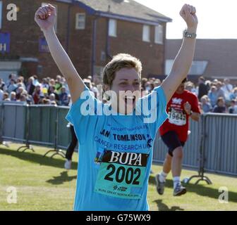 Jane Tomlinson, 38 ans, de Rothwell, à Leeds, qui a reçu un diagnostic de cancer terminal, termine la Bupa Great North Run, à Newcastle. Jane a déjà participé à deux courses majeures cette année, le marathon de Londres en avril et le triathlon en août, et a jusqu'à présent réussi à recueillir 45,000 pour cancer Research UK. 12/08/03 Jane Tomlinson, une victime de cancer du terminal, a annoncé son dernier défi et le plus éprouvant le triathlon de Half Ironman UK de Gatorade la mère de trois enfants de 38 ans de Rothwell, Leeds, va nager 1.2 miles, parcourir 56 miles et courir un demi-marathon le 31 août au château de Sherborne, Banque D'Images