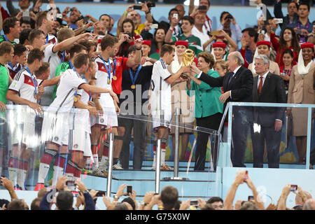 Philipp Lahm en Allemagne reçoit le trophée de la coupe du monde de l' Président du Brésil Dilma Rouseff aux côtés du président de la FIFA, Sepp Blatter (deuxième droite) et le président allemand Joachim Gauck (extrême droite) Banque D'Images