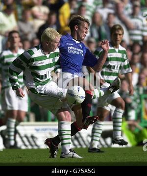 Neil Lennon du Celtic et Fernando Ricksen des Glasgow Rangers se battent pour le ballon, lors de leur match de la première ligue écossaise de la Bank of Scotland au Celtic Park Ground de Glasgow.Le jeu a terminé 3-3. Banque D'Images