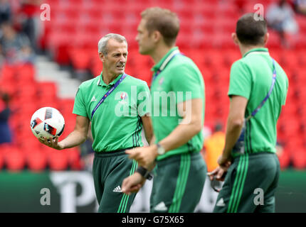 Match arbitre Martin Atkinson (à gauche) sur le terrain avant la ronde de 16 match au Parc des Princes, Paris. Banque D'Images