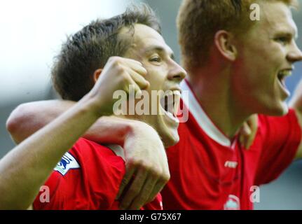 Michael Owen de Liverpool (à gauche) célèbre avec son coéquipier John Arne Riise après avoir remporté le but contre Chelsea, lors de son match FA Barclaycard Premiership au stade Anfield de Liverpool. Liverpool a battu Chelsea 1-0. Banque D'Images