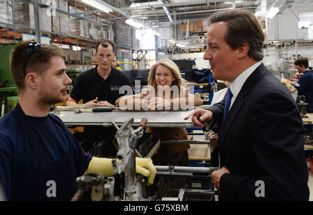 Le Premier ministre David Cameron et le ministre de l'emploi et des incapacités Esther McVey rencontrent des employés et voient la chaîne de production de Brompton Bicycle Ltd, à Brentford, Middlesex. Banque D'Images