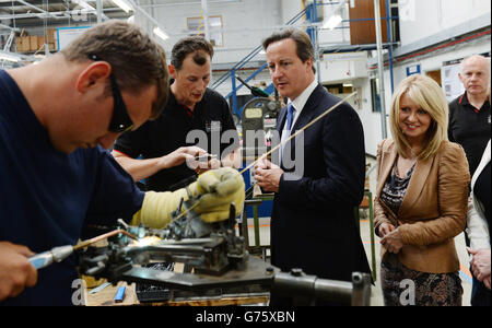 Le Premier ministre David Cameron et le ministre de l'emploi et des incapacités Esther McVey rencontrent des employés et voient la chaîne de production de Brompton Bicycle Ltd, à Brentford, Middlesex. Banque D'Images