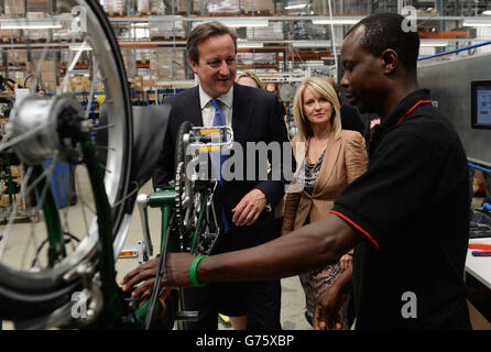 Le Premier ministre David Cameron et le ministre de l'emploi et des incapacités Esther McVey rencontrent des employés et voient la chaîne de production de Brompton Bicycle Ltd, à Brentford, Middlesex. Banque D'Images