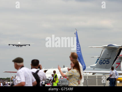 Spectacle aérien international de Farnborough.L'Airbus A380 débarque après avoir fait une exposition au salon de l'aéronautique international de Farnborough. Banque D'Images