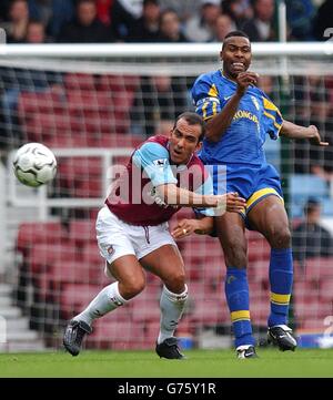 Paolo Di Canio de West Ham (à gauche) est en conflit avec Lucas Radebe de Leeds, lors de leur match Barclaycard Premiership à Upton Park. Banque D'Images