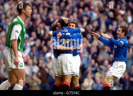 Michael Mols des Rangers (face à face) célèbre son but avec Shota Arveladze (au centre-droit), Fernando Ricksen (au centre-gauche) et Barry Ferguson (à droite) lors du match Rangers contre Hibernian de la Scottish Premier League au stade Ibrox de Glasgow. Banque D'Images