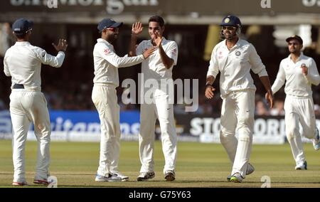 Le Bhuvneshwar Kumar de l'Inde célèbre la prise du cricket de Gary Ballance d'Angleterre pendant le deuxième jour du deuxième test au terrain de cricket de Lord, Londres. Banque D'Images