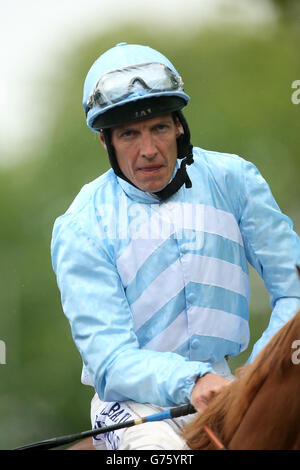 Courses hippiques - bet365 Friday - Sandown Park Racecourse. Richard Hughes, jockey Banque D'Images