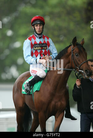 Courses hippiques - bet365 Friday - Sandown Park Racecourse. George Baker, jockey Banque D'Images