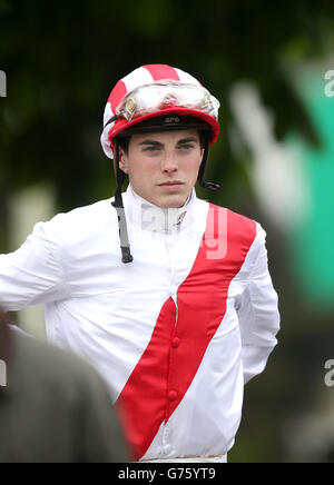 Courses hippiques - bet365 Friday - Sandown Park Racecourse. James Doyle, jockey Banque D'Images