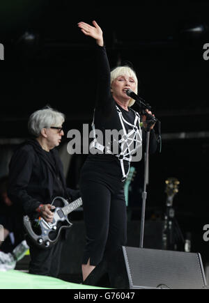 Debbie Harry, de Blondie, se présentant sur l'autre scène, au Festival de Glastonbury, à la ferme digne de Somerset. Banque D'Images