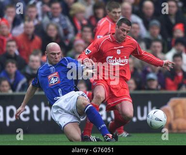 Jamie Carragher de Liverpool se joue avec Tommy Mooney (L) de Birmingham City, lors de leur troisième tour de la coupe AXA FA au stade Anfield de Liverpool. Banque D'Images