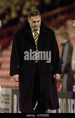 Dave Jones, le Manager de Wolverhampton Wanderers, a été abattu sur le terrain d'Oakwell après sa défaite à Barnsley, lors du match national de la division 1 à Oakwell, Barnsle.Score final: Barnsley I Wolverhampton Wanderers 0. Banque D'Images