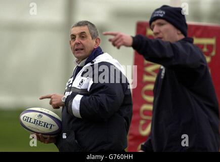 L'entraîneur écossais Ian McGeechan (L) s'entretient avec Andy Nicol pendant la pratique à Murrayfield mercredi 30 2002 janvier, en prévision de l'ouverture du championnat des six Nations Lloyds TSB contre l'Angleterre au stade Murrayfield à Édimbourg samedi. Banque D'Images