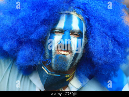 Un fan de l'Uruguay montre son soutien dans les stands avant la coupe du monde de la FIFA, Round of 16 match à l'Estadio do Maracana, Rio de Janeiro, Brésil. Banque D'Images