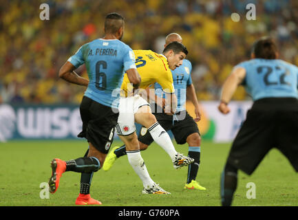 James Rodriguez (au centre), en Colombie, marque son premier but du match lors de la coupe du monde de la FIFA, Round of 16, à l'Estadio do Maracana, Rio de Janeiro, Brésil. Banque D'Images