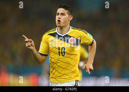 James Rodriguez, de Colombie, célèbre son premier but du match lors de la coupe du monde de la FIFA, Round of 16 au stade do Maracana, Rio de Janeiro, Brésil. Banque D'Images