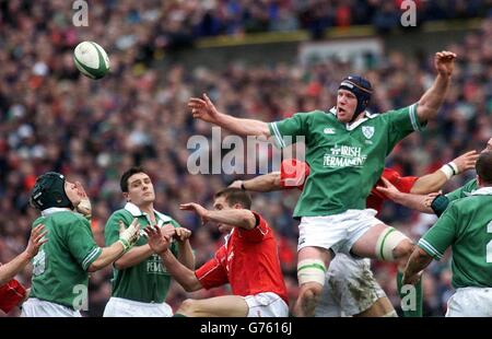 Paul O'Connell (à droite), le nouveau chapeau d'Irlande, pointe le ballon vers le coéquipier Simon Easterby d'une ligne de sortie, lors de leur Lloyds TSB six Nations Championship match contre le pays de Galles à Lansdowne Road, Dublin. Note finale Irlande 54 - pays de Galles 10. Banque D'Images