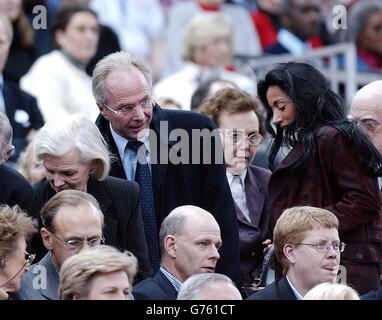 Sven-Goran Eriksson, directeur de l'équipe de football d'Angleterre, arrive avec sa partenaire Nancy dell'Olio (L) et son assistant Tord Grip pour assister au match de la coupe Davis entre Tim Henman en Grande-Bretagne et Jonas Bjorkman en Suède. * ... dans le premier tour de leur match du Groupe mondial à la National Indoor Arena, Birmingham. Banque D'Images