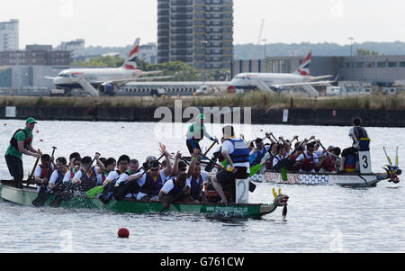 Cette année, les concurrents participent au London Hong Kong Boat Festival, qui accueille quatre trophées sur Royal Albert Dock, dans l'est de Londres. Banque D'Images