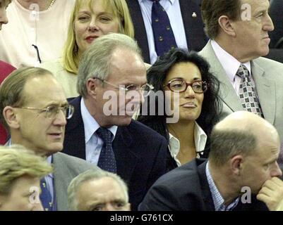 Sven-Goran Eriksson, le directeur de l'équipe de football d'Angleterre, avec sa partenaire Nancy dell'Olio (R), en regardant le match de la coupe Davis entre Tim Henman, en Grande-Bretagne, et Jonas Bjorkman, en Suède, lors du premier tour de leur match du Groupe mondial. * ... à la National Indoor Arena, Birmingham. Banque D'Images