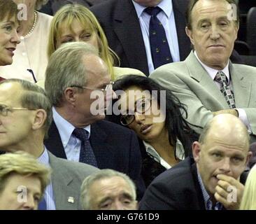 Sven-Goran Eriksson, le directeur de l'équipe de football d'Angleterre, avec sa partenaire Nancy dell'Olio (R), en regardant le match de la coupe Davis entre Tim Henman, en Grande-Bretagne, et Jonas Bjorkman, en Suède, lors du premier tour de leur match du Groupe mondial. * ... à la National Indoor Arena, Birmingham. Banque D'Images